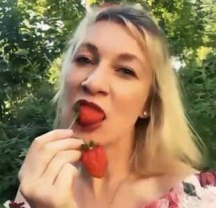 il video di maria zakharova che mangia le fragole 12