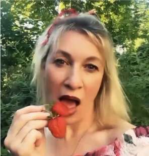 il video di maria zakharova che mangia le fragole 13