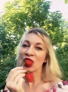 il video di maria zakharova che mangia le fragole 2