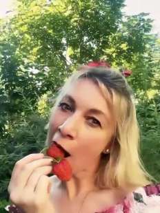 il video di maria zakharova che mangia le fragole 3