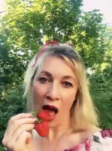 il video di maria zakharova che mangia le fragole 4
