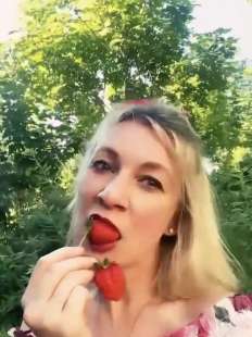 il video di maria zakharova che mangia le fragole 5