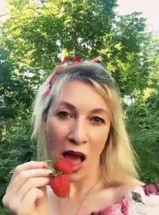 il video di maria zakharova che mangia le fragole 6