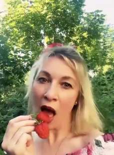 il video di maria zakharova che mangia le fragole 8