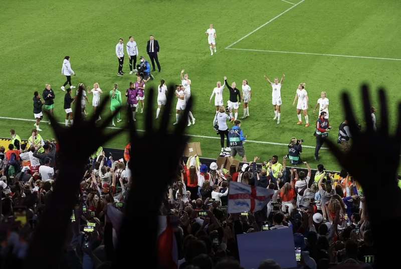la nazionale femminile inglese festeggia la vittoria con la svezia agli europei 3