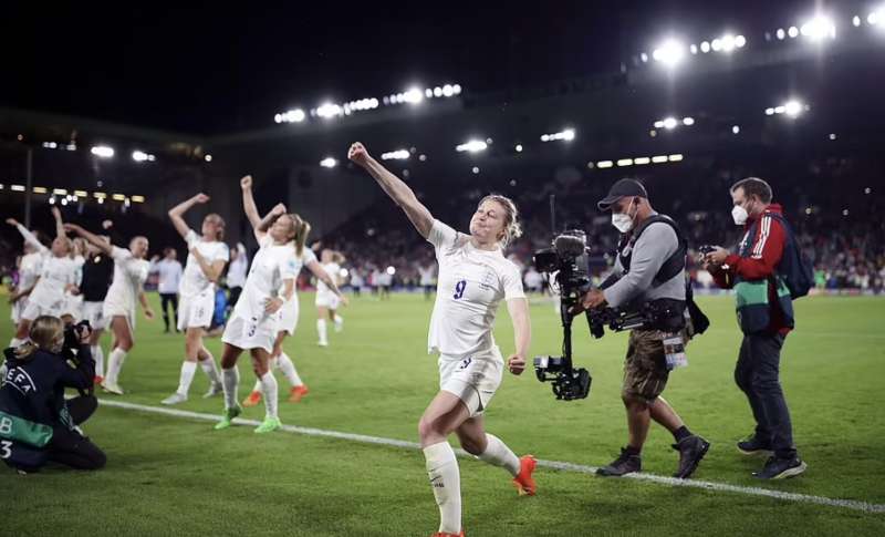 la nazionale femminile inglese festeggia la vittoria con la svezia agli europei
