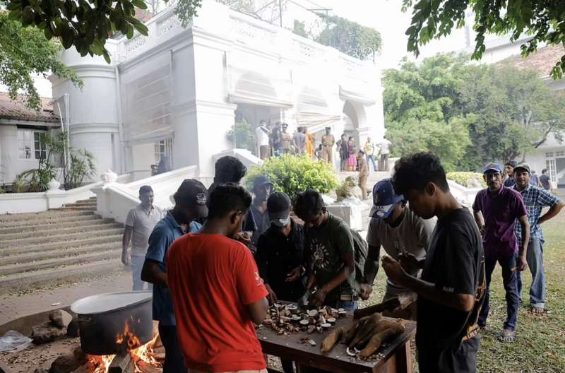 manifestanti dentro al palazzo presidenziale di colombo sri lanka