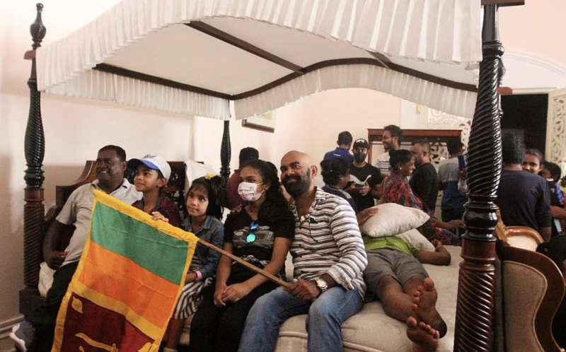 manifestanti dentro al palazzo presidenziale di colombo sri lanka 4