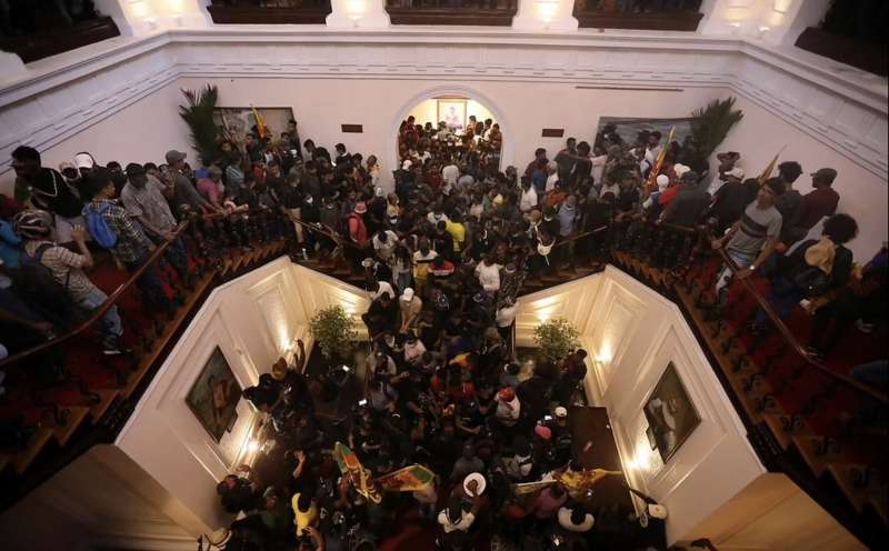 manifestanti dentro al palazzo presidenziale di colombo sri lanka 6