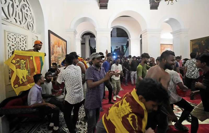 manifestanti irrompono nel palazzo del presidente a colombo sri lanka 1