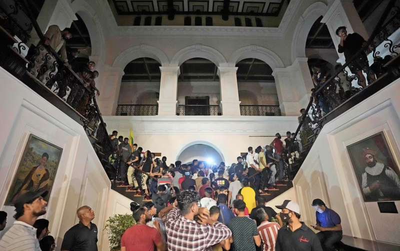 manifestanti irrompono nel palazzo del presidente a colombo sri lanka 2