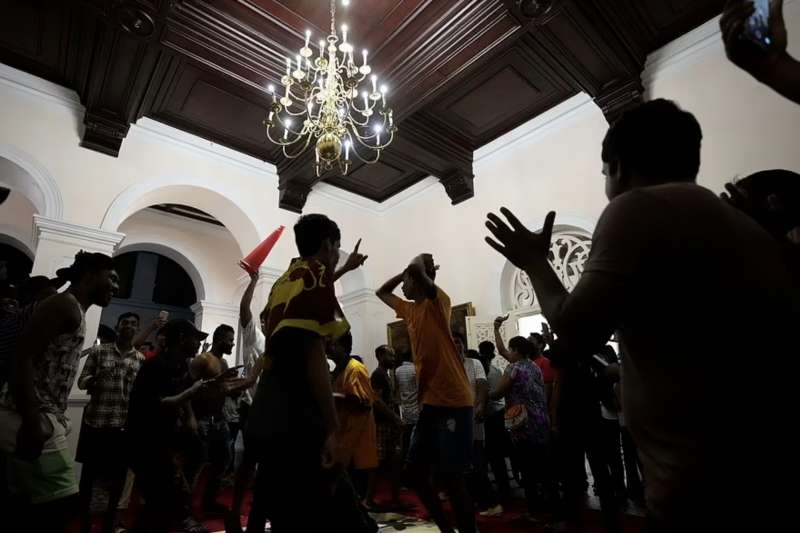 manifestanti irrompono nel palazzo del presidente a colombo sri lanka 3