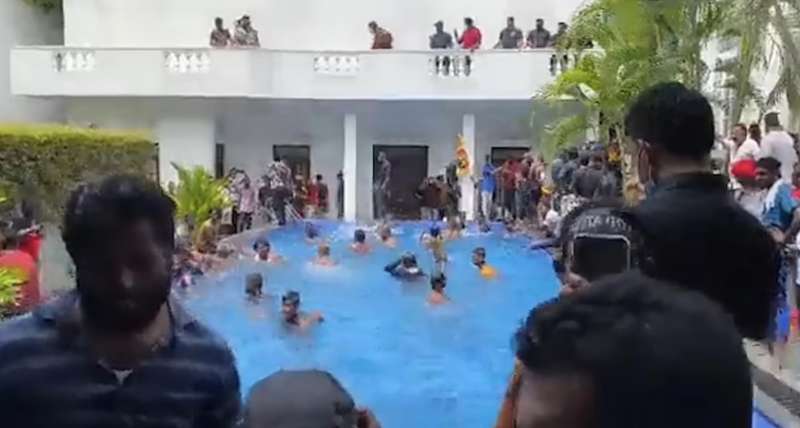 manifestanti si fanno il bagno nella piscina del presidente colombo, sri lanka