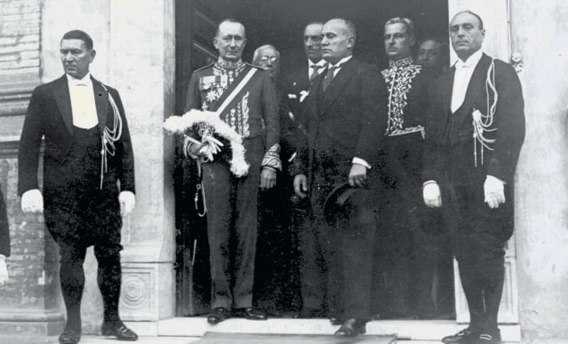 novembre 1930 guglielmo marconi con mussolini il giorno dell insediamento come presidente dell accademia d italia