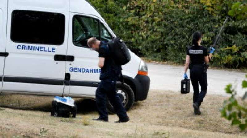 polizia francese al Grand Parc Miribel Jonage per nudisti