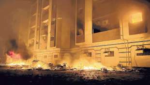 sede del parlamento di tobruk in fiamme