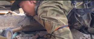 soldato russo castra un ucraino 2