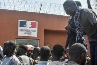 ambasciata francese in niger presa d assalto 5
