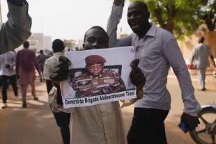 ambasciata francese in niger presa d assalto 6