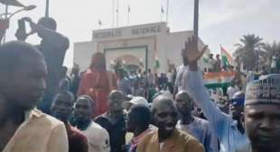 ambasciata francese in niger presa d assalto 7