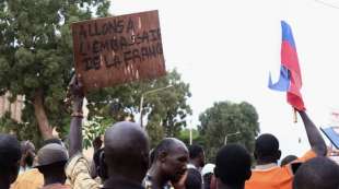 ambasciata francese in niger presa d assalto 8