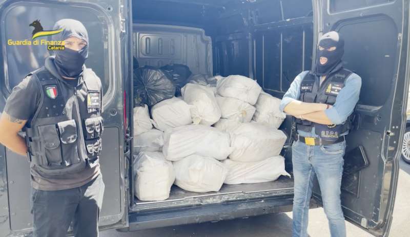 due tonnellate di cocaina sequestrate e distrutte a catania 9