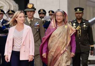Giorgia Meloni con Sheikh Hasina, primo ministro del Bangladesh