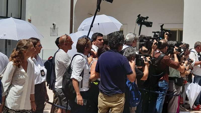 i giornalisti lasciati al sole a pompei