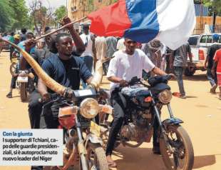 niger supporter del golpista tchiani con la bandiera russa