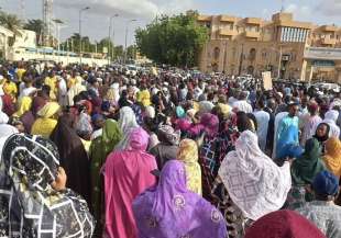 persone in piazza a diamey, capitale del niger