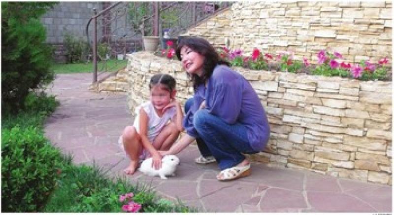 Alma Shalabayeva con la figlia Alua nel giardino della casa in cui vive ad Almaty article