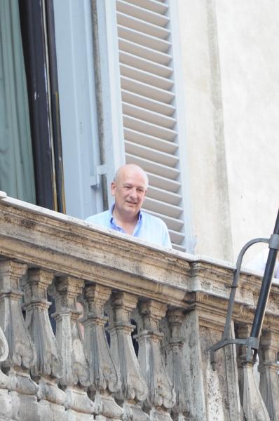 Sandro Bondi sul balcone di Palazzo Grazioli