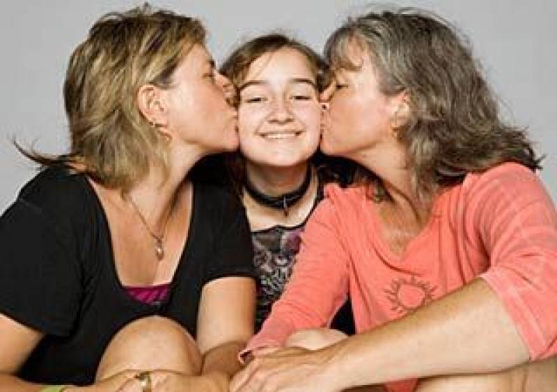 Мама лесбиянка реальное. Лесбийская семья в России. Счастливая лесбийская семья. Молодая лесбийская семья. Лесбиянство с родителями.