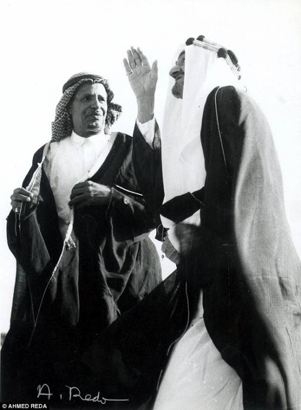 a sinistra il padre di osama bin laden