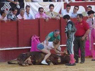 attivista per i diritti degli animali interrompe corrida 2