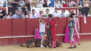 attivista per i diritti degli animali interrompe corrida