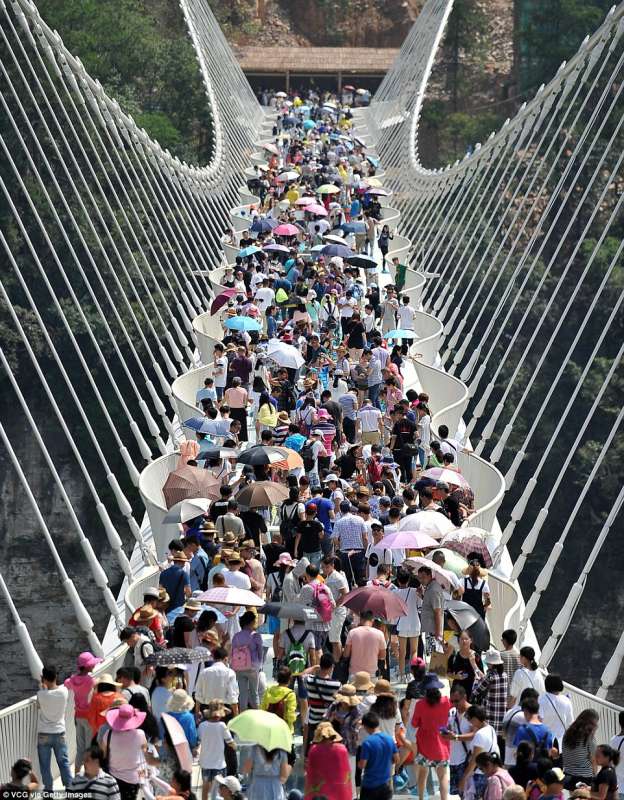 cinesi in fila per il nuovo ponte di vetro