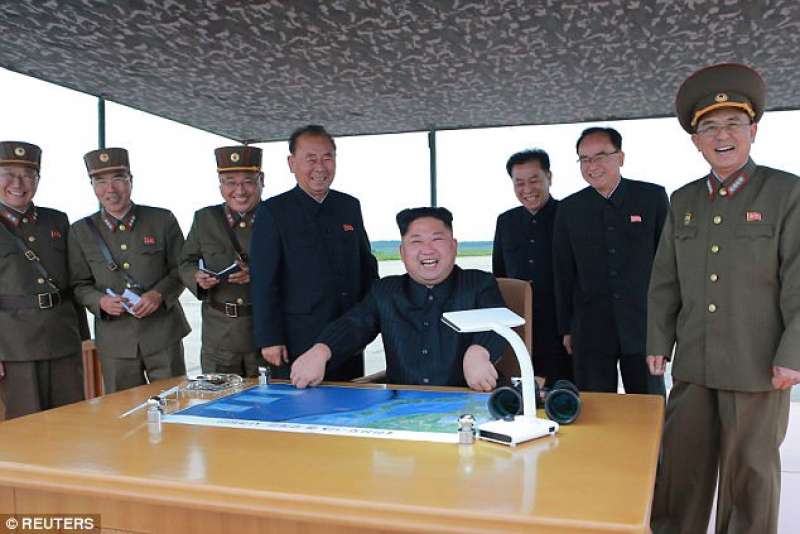 kim jong un durante il lancio di un missile