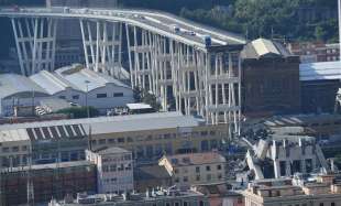 Crolla il ponte Morandi a Genova