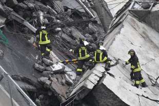Vigili del fuoco al lavoro sulle macerie del ponte Morandi crollato a Genova