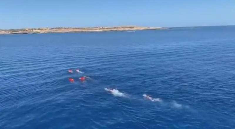 cinque migranti della open arms si gettano in mare
