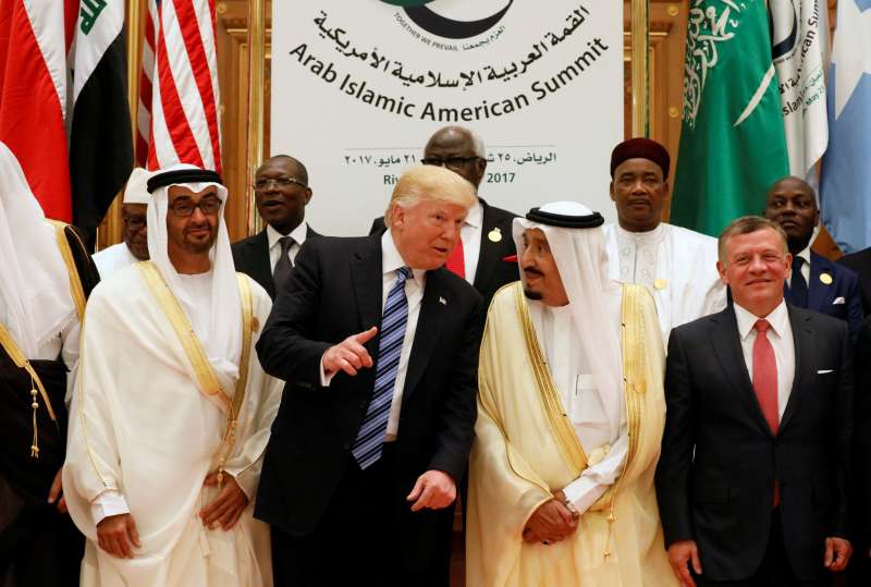 donald trump in mezzo a donald trump con lo sceicco mohamed bin zayed al nahyan e salman dell'arabia saudita