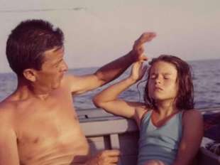 enrico berlinguer in barca con la figlia