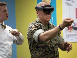 il comandante del corpo dei marines robert b. neller mentre usa una hololense