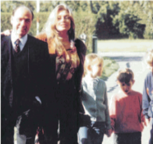 silvio berlusconi con veronica lario e i figlio barbara, eleonora e luigi 1990