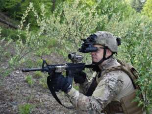 un militare americano con gli occhiali binocolo