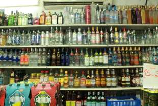 alcol in vendita nei minimarket bangla