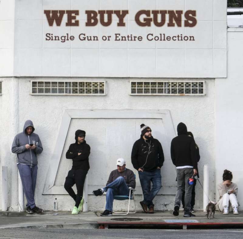 fila al negozio di armi