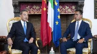 Il ministro degli Esteri cinese Wang Yi e il ministro degli Esteri italiano Luigi Di Maio