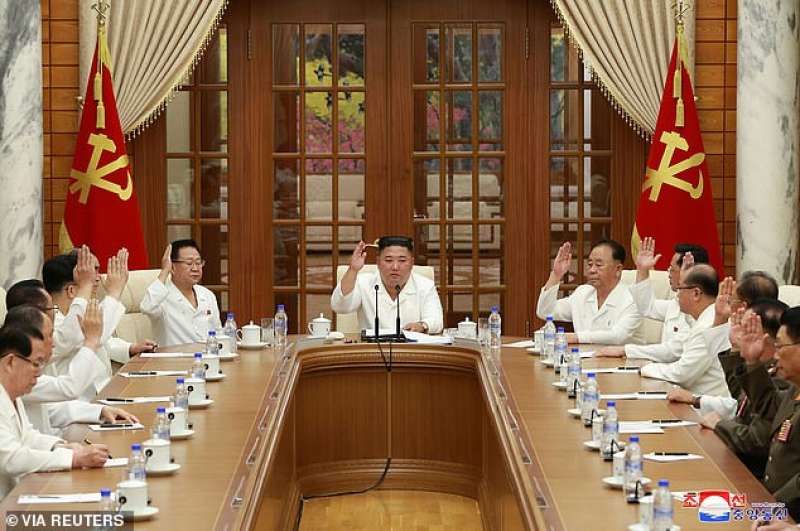kim jong un presiede il politburo nord coreano